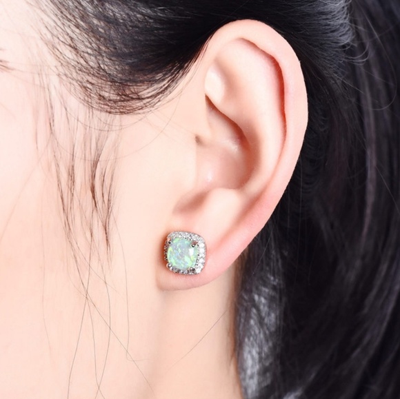 🍒NWOT🍒 RAINBOW CZ STUD EARRINGS - Picture 5 of 5